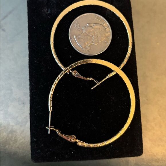 New! Women’s Dainty Goldtone Hoop Earrings NWT Juliet Made for Sensitive Skin - Picture 3 of 3